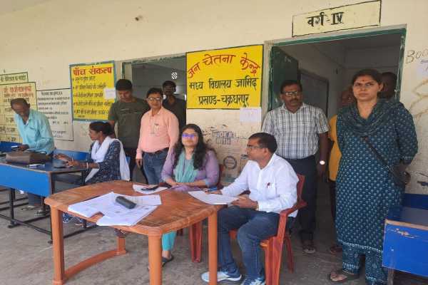 57 मतदान केंद्रों पर नोटिस प्राप्त मतदाताओं की सुनवाई करते अधिकारी