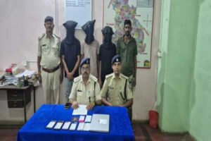 साइबर ठगी के आरोप में गिरफ्तार आरोपी और बरामद सामान