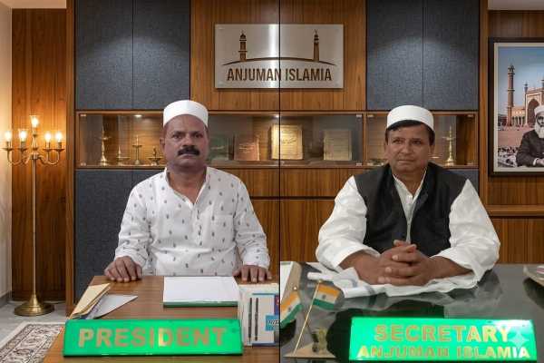 जुलूसे मोहम्मदी के मार्ग और आयोजन की जानकारी देते अंजुमन इस्लामिया के पदाधिकारी