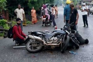 सड़क हादसे के बाद क्षतिग्रस्त बाइक और मौके पर जुटे लोग