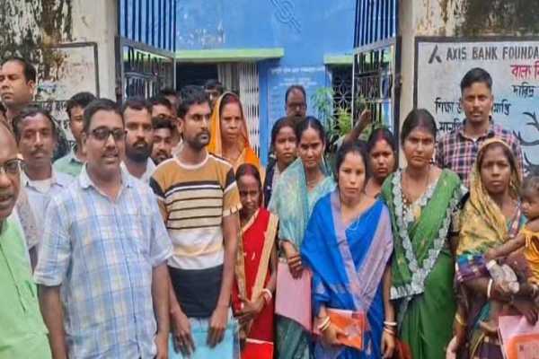 अविश्वास प्रस्ताव पर मतदान के दौरान पंचायत कार्यालय के बाहर तैनात पुलिस बल