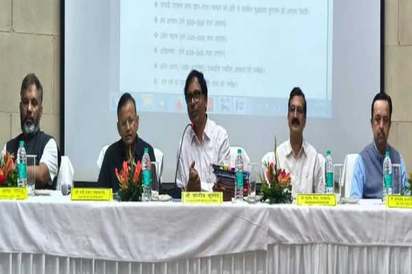 वन विभाग की समीक्षा बैठक में योजनाओं की प्रगति और मानव-वन्यजीव संघर्ष पर चर्चा करते अधिकारी