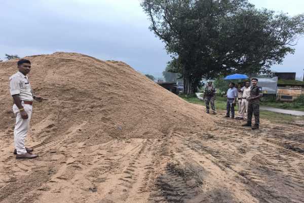 छापेमारी के दौरान जब्त अवैध बालू और स्टोन चिप्स लदा ट्रैक्टर