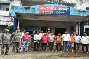 बंदगांव थाना परिसर में शांति समिति की बैठक में मौजूद लोग