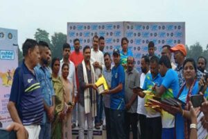 बोकारो में राष्ट्रीय तीरंदाजी प्रतियोगिता के समापन समारोह में खिलाड़ियों को सम्मानित करते सुदेश महतो