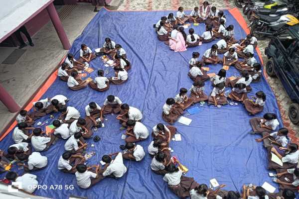 राखी बनाओ प्रतियोगिता में भाग लेते स्कूली बच्चे