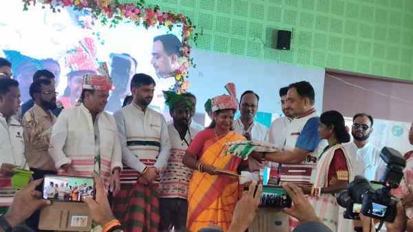 Jamtara: World Tribal Day celebrated with great pomp, Minister Irfan Ansari said - 'Ensuring the rights and entitlements of tribals is the government's priority'