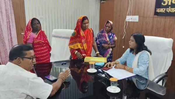 The public court was held for the first time in Jamtara Nagar Panchayat, 7 applications were received on the first day.