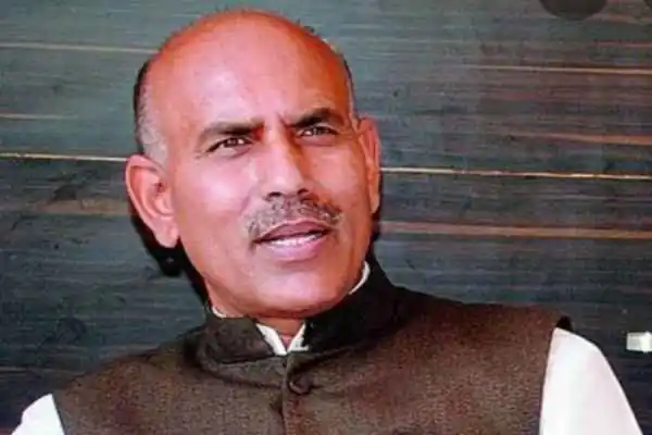 Former minister KN Tripathi handed over a 28-page sealed envelope containing a condolence reply to the state Congress president, saying, "Breaking discipline is not a habit."
