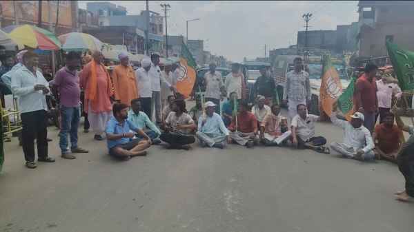 Koderma: BJP shuts down Domchanch in protest against police action against students, party workers take to the streets