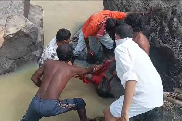 Lohardaga: Body of missing woman found wedged between rocks in Koel River; she had been missing since Thursday.