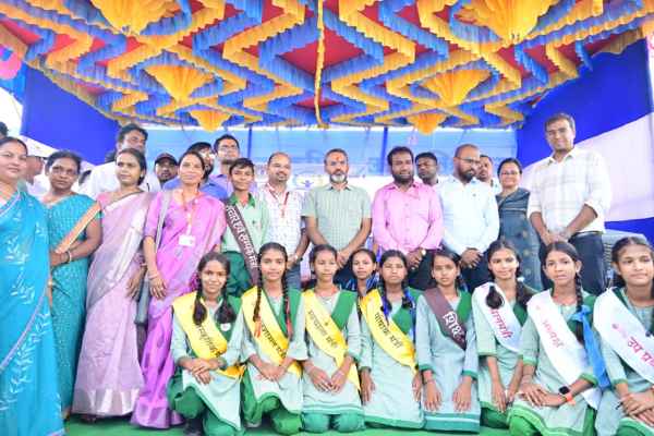 Giridih: ‘Mobile Guru’ to transform how children learn mathematics; 100 teachers trained to teach math to students via mobile phones after school hours.