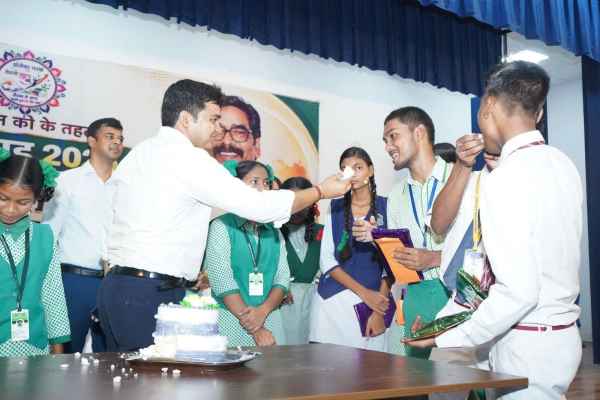 Chaibasa: 315 meritorious students of Parikh Olympiad honored, DC gives message of de-addiction and disciplined study