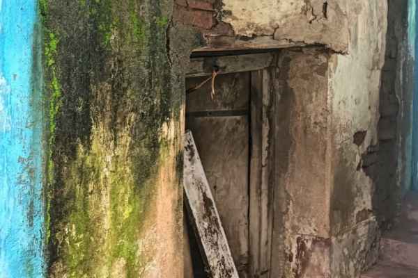 Hazaribagh: Rain destroys elderly widow Urmila Devi's home; mud-and-tiled house collapses; hope for a new home remains unfulfilled.