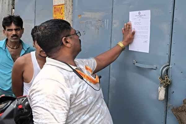 Ranchi Municipal Corporation issues notice to vacate 1.34 acres of Harmu land, cancels trade license in Upper Bazaar, and removes encroachments from Ashok Ashram and Old Vidhan Sabha area