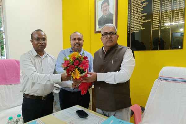 Hazaribagh: Commissioner inspects Sadar Block and Circle offices; directs officials to expedite revenue-related matters.