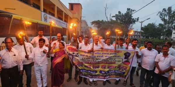 Koderma: Protest against removing JJ College and other colleges from Vinoba Bhave University, torch march taken out