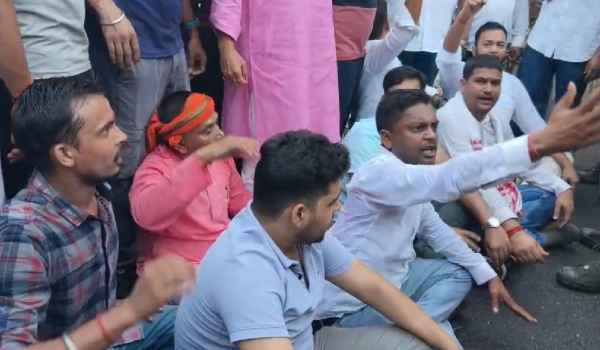 Political turmoil in Giridih: BJP workers adamant on burning CM Hemant Soren's effigy; heated altercation with police.