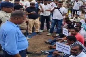 Controversy escalates over installation of Shibu Soren's statue on Chaibasa-Tata main road; protesters detained