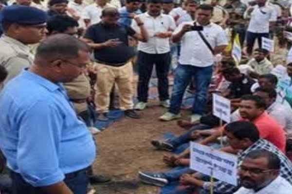 Controversy escalates over installation of Shibu Soren's statue on Chaibasa-Tata main road; protesters detained