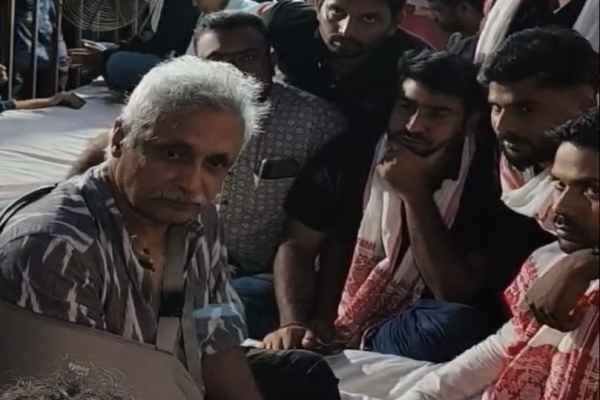 Piyush Mishra boosted the students' enthusiasm by singing 'Aarambh Hai Prachand'