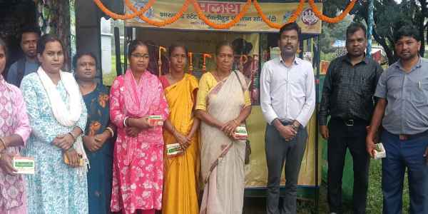 Chaibasa: Raksha Bandhan stall inaugurated in Meromgutu Panchayat; rural products showcased.