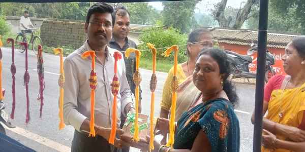 Chaibasa: Raksha Bandhan stall inaugurated in Meromgutu Panchayat; rural products showcased.