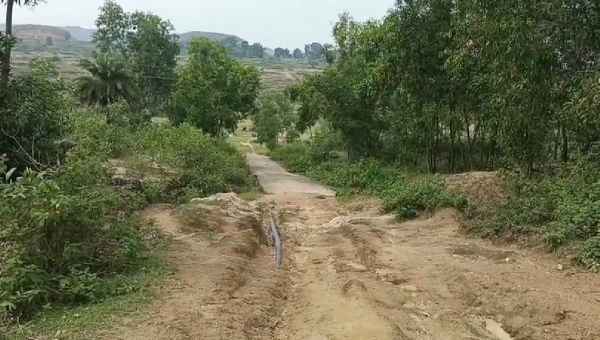Giridih: No roads or bridges—forced to carry a patient on a cot; villagers carried a sick woman on a cot for one kilometer.
