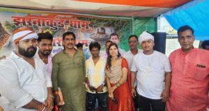 Koderma: RJD service camp led by RJD leader Subhash Yadav; distribution of sherbet, water, and juice among devotees.