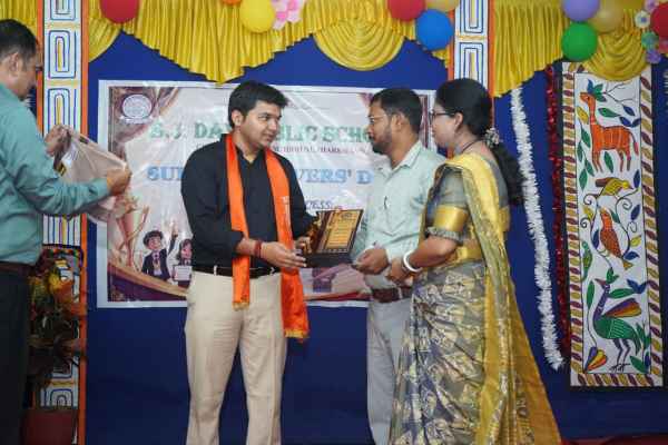 Chaibasa: 'Super Achiever' event held at DAV School; meritorious students felicitated.