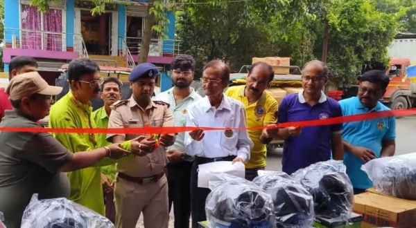 Pakur: People were made aware about road safety, free helmets were given.