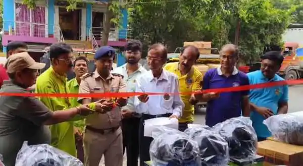 Pakur: People were made aware about road safety, free helmets were given.