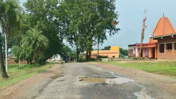 The dilapidated road in Bengabad, Giridih has become a disaster: from Bahadurpur turn to Fitkoria turn, countless breakers have troubled pedestrians, and the demand for action has intensified.