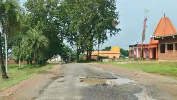 The dilapidated road in Bengabad, Giridih has become a disaster: from Bahadurpur turn to Fitkoria turn, countless breakers have troubled pedestrians, and the demand for action has intensified.