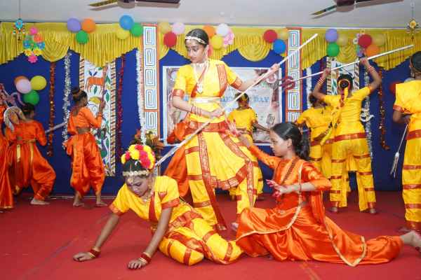 Chaibasa: 'Super Achiever' event held at DAV School; meritorious students felicitated.