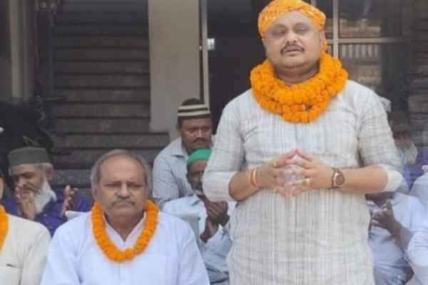 Palamu: State Congress Secretary Jaish Ranjan Pathak received a grand welcome at Nava Toli, saying, "We will take all sections along with us."