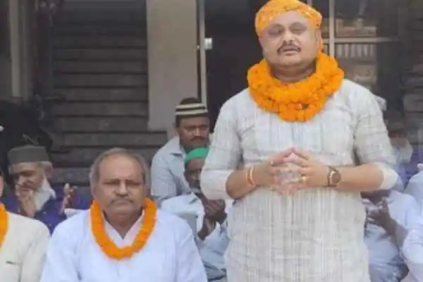 Palamu: State Congress Secretary Jaish Ranjan Pathak received a grand welcome at Nava Toli, saying, "We will take all sections along with us."