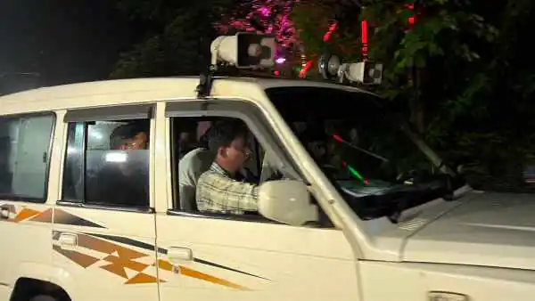 Ranchi: Government delegates arrive at the State Guest House to hold talks with students.