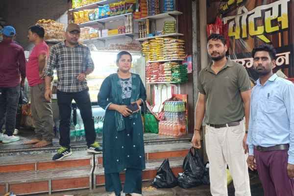 Hazaribagh: Food establishments in Barhi inspected, expired sweets at Amul Foodland and mouldy sweets at Kamdhenu Sweets destroyed.