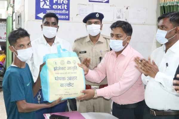 Chaibasa: On World Tribal Day, nutritious food was distributed among 92 TB patients under 'Project Jagriti'.