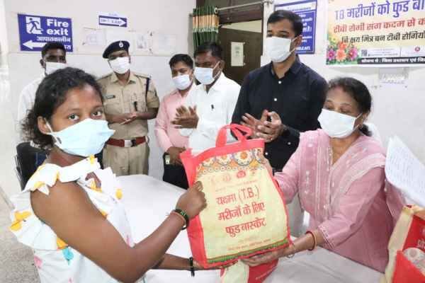 Chaibasa: On World Tribal Day, nutritious food was distributed among 92 TB patients under 'Project Jagriti'.