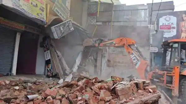 Ranchi: Municipal Corporation launches anti-encroachment drive, removes 8 temporary structures, confiscates kiosks and carts