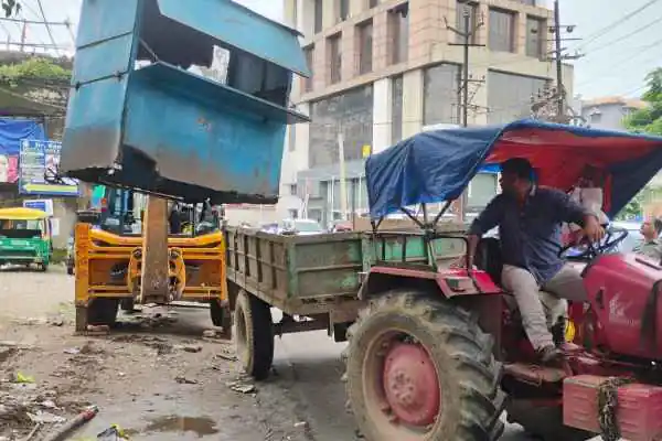 Ranchi: Municipal Corporation launches anti-encroachment drive, removes 8 temporary structures, confiscates kiosks and carts