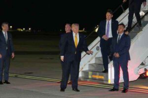 Air Force One में सवार होते डोनाल्ड ट्रंप