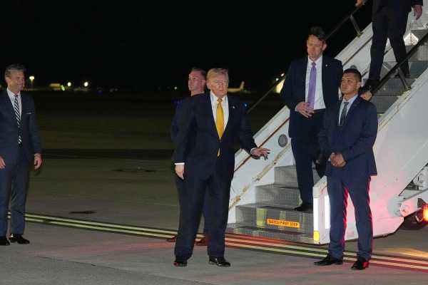 Air Force One में सवार होते डोनाल्ड ट्रंप