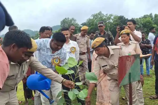 Chaibasa: Forest festival organised in Jomro, villagers pledge to save the forest