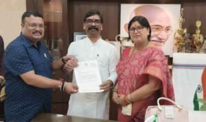 MLA Nira Yadav submitted a memorandum to the CM demanding that the colleges of Koderma be kept within Vinoba Bhave University.