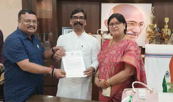 MLA Nira Yadav submitted a memorandum to the CM demanding that the colleges of Koderma be kept within Vinoba Bhave University.