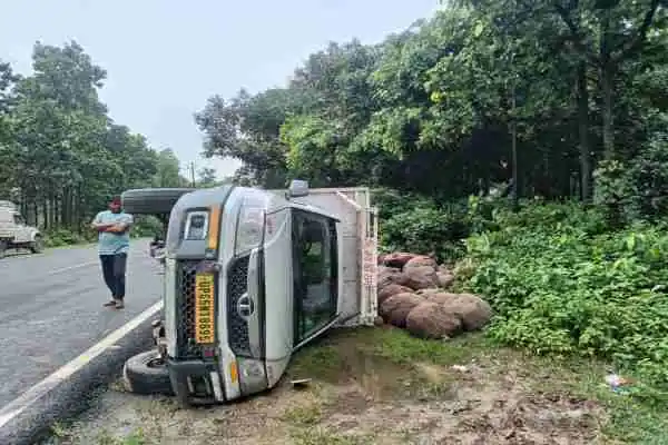 टायर फटने से पिकअप पलटी