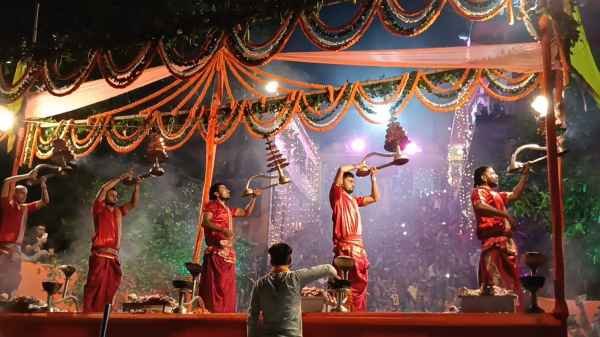 Saraikela: 'Maha Ganga Aarti' performed for the first time at Chandil's Jaida Temple, modeled after the one in Banaras.